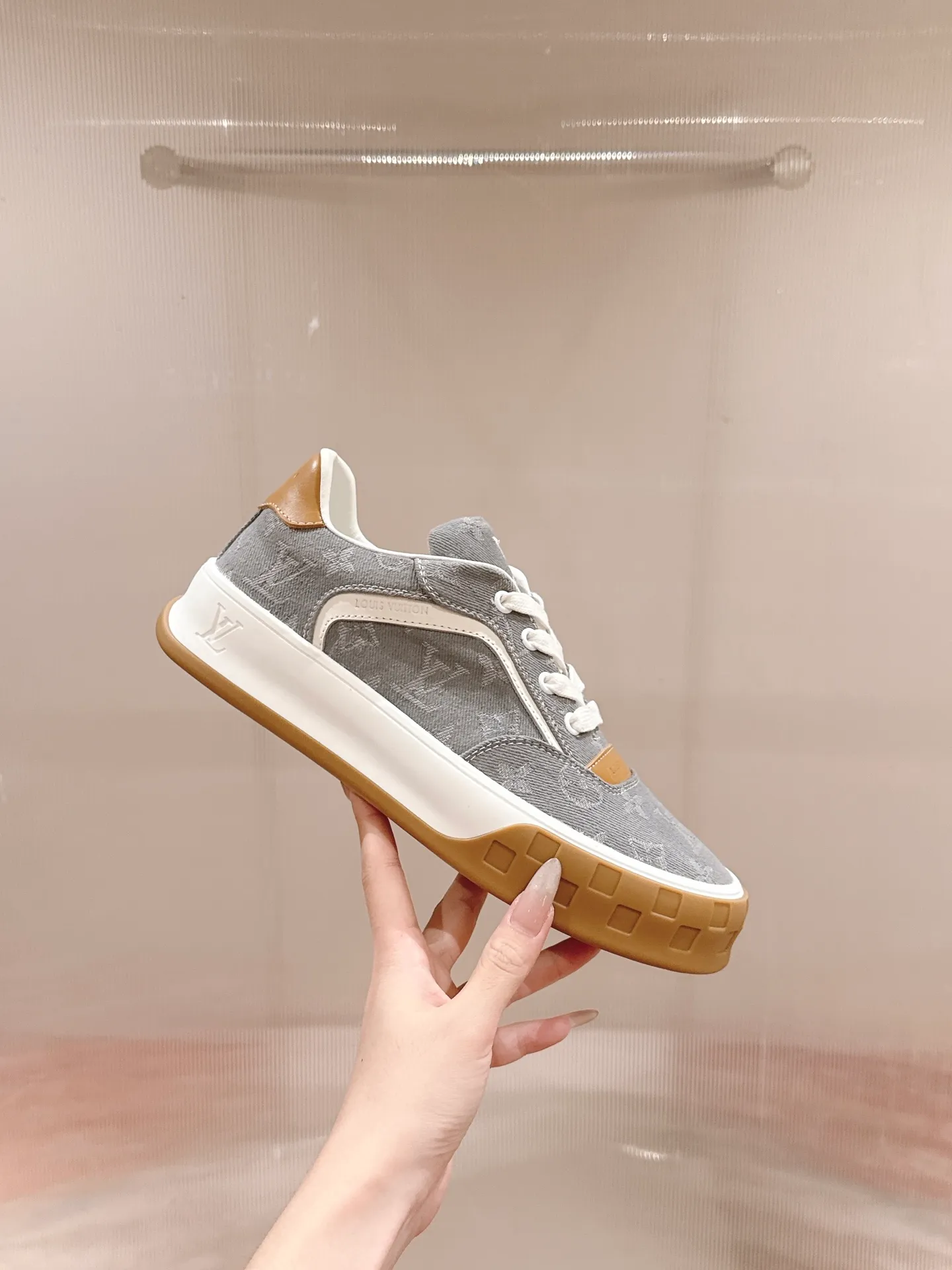 👟👟Ex-factory price 640👟👟 LV men's new tilt sneakers, classic catwalk style, air-glue technology, very comfortable on the feet. Luxurious materials, fine workmanship, European made English letters printed on the midsole, the upper is made of calfskin, the side is decorated with the brand LOGO and signature, the latest latex foot pads ➕ mesh lining, the foot feels super comfortable. Two-color TPU combination outsole. Packing process Goodyear stitched seam fabric: first-layer cowhide, lining: customized silky mesh lining-first-layer silk cowhide lining Bottom thickness: 0.5cm ☑️size: men's 39-44 (45 customized, non-returnable)
